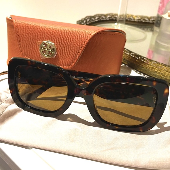 🤎Tory Burch Dark Tortoise Sunglasses🤎 - Picture 1 of 8
